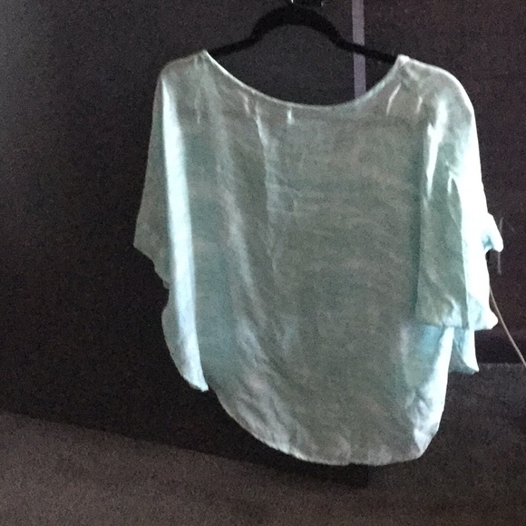Green and white top loose fitting - Picture 2 of 3